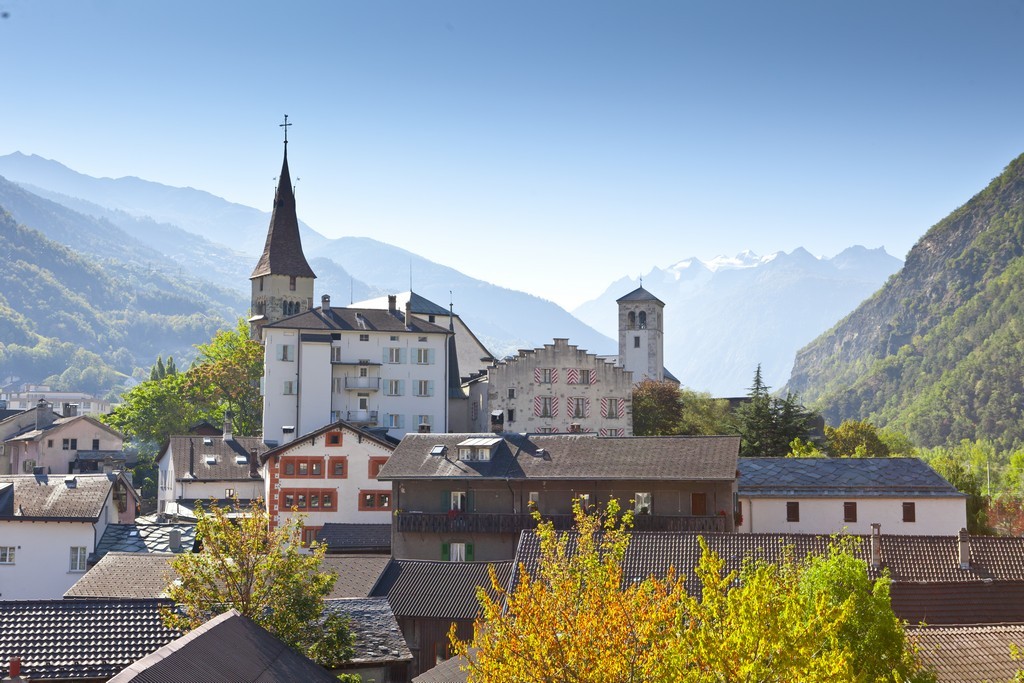 Altstadt Visp mit einem Schluck Wein Schweiz Tourismus